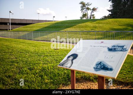 ARLINGTON, Virginie — les ruines préservées de la plantation Abingdon à l'aéroport national Ronald Reagan de Washington. Ce site présente les fondations en briques de la maison de plantation et de la cuisine du XVIIIe siècle, ainsi que des panneaux d'interprétation détaillant l'histoire de la propriété de l'époque coloniale à l'époque de la guerre de Sécession jusqu'au XXe siècle. Autrefois la résidence des membres de la famille élargie de George Washington, le site offre maintenant aux visiteurs de l'aéroport un aperçu de la riche histoire de la région. Banque D'Images