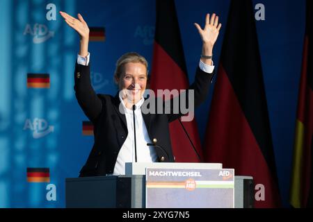 Dresde, Allemagne. 29 août 2024. Alice Weidel, présidente nationale de l’AFD, prend la parole lors d’un événement de campagne du parti sur Theaterplatz. Un nouveau parlement d'État sera élu en Saxe le 1er septembre 2024. Crédit : Sebastian Kahnert/dpa/Alamy Live News Banque D'Images