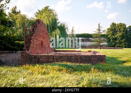 ARLINGTON, Virginie — les ruines préservées de la plantation Abingdon à l'aéroport national Ronald Reagan de Washington. Ce site présente les fondations en briques de la maison de plantation et de la cuisine du XVIIIe siècle, ainsi que des panneaux d'interprétation détaillant l'histoire de la propriété de l'époque coloniale à l'époque de la guerre de Sécession jusqu'au XXe siècle. Autrefois la résidence des membres de la famille élargie de George Washington, le site offre maintenant aux visiteurs de l'aéroport un aperçu de la riche histoire de la région. Banque D'Images