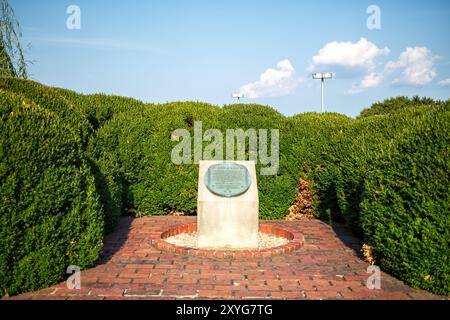 ARLINGTON, Virginie — les ruines préservées de la plantation Abingdon à l'aéroport national Ronald Reagan de Washington. Ce site présente les fondations en briques de la maison de plantation et de la cuisine du XVIIIe siècle, ainsi que des panneaux d'interprétation détaillant l'histoire de la propriété de l'époque coloniale à l'époque de la guerre de Sécession jusqu'au XXe siècle. Autrefois la résidence des membres de la famille élargie de George Washington, le site offre maintenant aux visiteurs de l'aéroport un aperçu de la riche histoire de la région. Banque D'Images