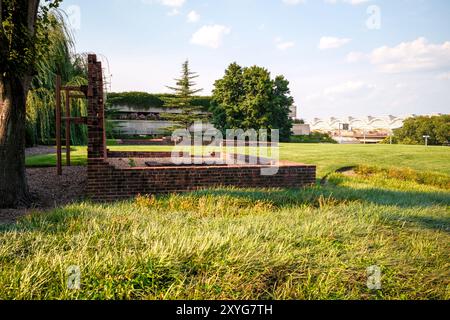 ARLINGTON, Virginie — les ruines préservées de la plantation Abingdon à l'aéroport national Ronald Reagan de Washington. Ce site présente les fondations en briques de la maison de plantation et de la cuisine du XVIIIe siècle, ainsi que des panneaux d'interprétation détaillant l'histoire de la propriété de l'époque coloniale à l'époque de la guerre de Sécession jusqu'au XXe siècle. Autrefois la résidence des membres de la famille élargie de George Washington, le site offre maintenant aux visiteurs de l'aéroport un aperçu de la riche histoire de la région. Banque D'Images