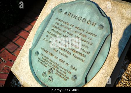 ARLINGTON, Virginie — les ruines préservées de la plantation Abingdon à l'aéroport national Ronald Reagan de Washington. Ce site présente les fondations en briques de la maison de plantation et de la cuisine du XVIIIe siècle, ainsi que des panneaux d'interprétation détaillant l'histoire de la propriété de l'époque coloniale à l'époque de la guerre de Sécession jusqu'au XXe siècle. Autrefois la résidence des membres de la famille élargie de George Washington, le site offre maintenant aux visiteurs de l'aéroport un aperçu de la riche histoire de la région. Banque D'Images