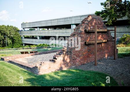 ARLINGTON, Virginie — les ruines préservées de la plantation Abingdon à l'aéroport national Ronald Reagan de Washington. Ce site présente les fondations en briques de la maison de plantation et de la cuisine du XVIIIe siècle, ainsi que des panneaux d'interprétation détaillant l'histoire de la propriété de l'époque coloniale à l'époque de la guerre de Sécession jusqu'au XXe siècle. Autrefois la résidence des membres de la famille élargie de George Washington, le site offre maintenant aux visiteurs de l'aéroport un aperçu de la riche histoire de la région. Banque D'Images