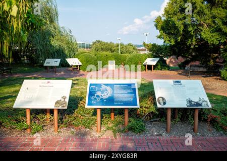 ARLINGTON, Virginie — les ruines préservées de la plantation Abingdon à l'aéroport national Ronald Reagan de Washington. Ce site présente les fondations en briques de la maison de plantation et de la cuisine du XVIIIe siècle, ainsi que des panneaux d'interprétation détaillant l'histoire de la propriété de l'époque coloniale à l'époque de la guerre de Sécession jusqu'au XXe siècle. Autrefois la résidence des membres de la famille élargie de George Washington, le site offre maintenant aux visiteurs de l'aéroport un aperçu de la riche histoire de la région. Banque D'Images