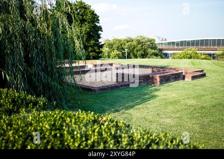 ARLINGTON, Virginie — les ruines préservées de la plantation Abingdon à l'aéroport national Ronald Reagan de Washington. Ce site présente les fondations en briques de la maison de plantation et de la cuisine du XVIIIe siècle, ainsi que des panneaux d'interprétation détaillant l'histoire de la propriété de l'époque coloniale à l'époque de la guerre de Sécession jusqu'au XXe siècle. Autrefois la résidence des membres de la famille élargie de George Washington, le site offre maintenant aux visiteurs de l'aéroport un aperçu de la riche histoire de la région. Banque D'Images