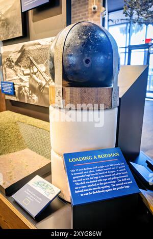 SULLIVAN'S ISLAND, Caroline du Sud — exposition de boulettes de canon Rodman au musée du centre d'accueil de Fort Moultrie. Cette exposition présente les énormes projectiles canons Rodman de 15 pouces et fournit des informations sur « l'ère Rodman » de la défense côtière à Fort Moultrie de 1865 à 1890. L'exposition met en lumière les progrès technologiques de l'artillerie pendant la période d'après-guerre de Sécession. Banque D'Images