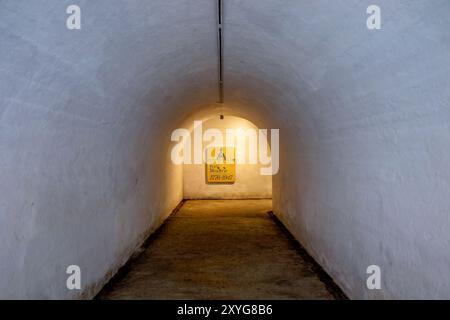 SULLIVAN'S ISLAND, Caroline du Sud — vue sur les tunnels souterrains de Fort Moultrie, qui font partie du vaste réseau souterrain du fort. Ces passages, construits au cours de diverses périodes de l'utilisation active du fort, ont servi à de multiples fins, y compris le mouvement sûr des troupes, le stockage de munitions, et la connexion de différentes sections de la fortification. Les tunnels offrent aux visiteurs une perspective unique sur l'ingénierie complexe des défenses côtières. Banque D'Images