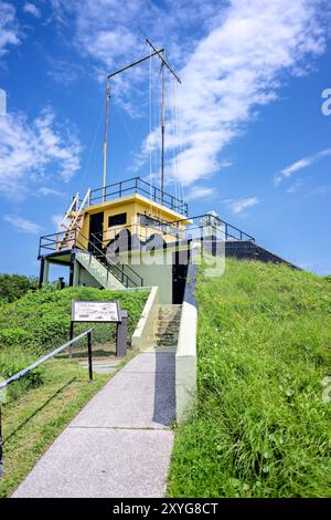 SULLIVAN'S ISLAND, Caroline du Sud, États-Unis — les défenses de Fort Moultrie pendant la seconde Guerre mondiale, y compris le Harbor Entrance Control Post (HECP) et diverses installations d'artillerie. Ce site du National Park Service présente l'évolution des systèmes de défense côtière de la guerre d'indépendance à la seconde Guerre mondiale, en mettant l'accent sur l'intense accumulation militaire qui a suivi l'attaque de Pearl Harbor en 1941. Banque D'Images