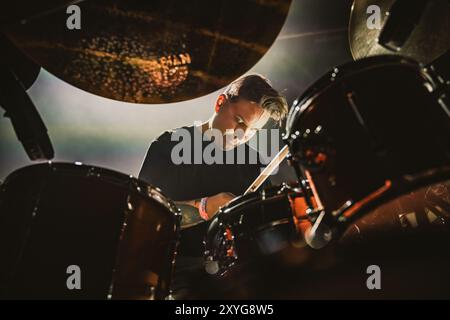 Danemark, Copenhague. 28 août 2024. Le groupe de noise rock finlandais NYOS donne un concert à Amager Bio à Copenhague. Ici, le batteur Tuomas Kainulainen est vu en direct sur scène. Banque D'Images