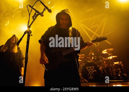 Danemark, Copenhague. 28 août 2024. Le groupe de metal d’avant-garde suisse-américain Zeal & Ardor donne un concert à Amager Bio à Copenhague. Ici le chanteur et guitariste Manuel Gagneux est vu en direct sur scène. Banque D'Images