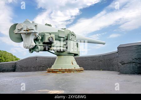 SULLIVAN'S ISLAND, Caroline du Sud, États-Unis — les défenses de Fort Moultrie pendant la seconde Guerre mondiale, y compris le Harbor Entrance Control Post (HECP) et diverses installations d'artillerie. Ce site du National Park Service présente l'évolution des systèmes de défense côtière de la guerre d'indépendance à la seconde Guerre mondiale, en mettant l'accent sur l'intense accumulation militaire qui a suivi l'attaque de Pearl Harbor en 1941. Banque D'Images