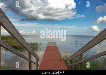 Rive du lac Peipsi dans l'est de l'Estonie. Chudskoye est un grand lac d'eau douce Banque D'Images