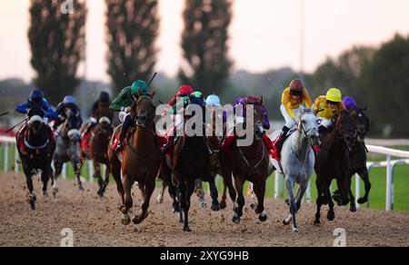 Oliver Show monté par Billy Loughnane (vert foncé) remporte le Tote.co.uk Joins the Racing App Racing League Race 40 handicap à Southwell Racecourse, Nottinghamshire. Date de la photo : jeudi 29 août 2024. Banque D'Images