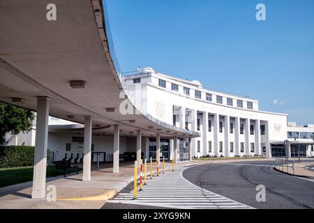 ARLINGTON, Virginie — L'historique terminal A (à l'origine terminal 1) de l'aéroport national Ronald Reagan de Washington. Construit en 1941, ce bâtiment de style Art déco a été le premier terminal passagers de l'aéroport. Son design distinctif, avec un dôme central et des ailes symétriques, a été préservé et rénové, offrant aux visiteurs un aperçu des premiers jours du voyage aérien commercial tout en servant les fonctions modernes de l'aéroport. Banque D'Images