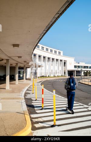 ARLINGTON, Virginie — L'historique terminal A (à l'origine terminal 1) de l'aéroport national Ronald Reagan de Washington. Construit en 1941, ce bâtiment de style Art déco a été le premier terminal passagers de l'aéroport. Son design distinctif, avec un dôme central et des ailes symétriques, a été préservé et rénové, offrant aux visiteurs un aperçu des premiers jours du voyage aérien commercial tout en servant les fonctions modernes de l'aéroport. Banque D'Images