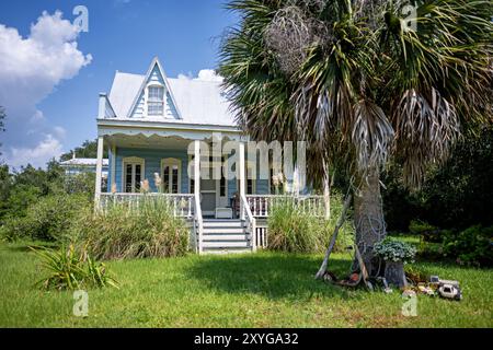 White Wooden House Middle Street Sullivan's Island Caroline du Sud // SULLIVAN'S ISLAND, Caroline du Sud, États-Unis — Une charmante maison en bois blanc se dresse sur Middle Street, illustrant l'architecture côtière traditionnelle que l'on trouve dans toute l'île de Sullivan. La structure bien conservée présente des éléments classiques typiques des bâtiments résidentiels de l'île, qui remontent souvent à la fin du XIXe siècle et au début du XXe siècle. Sullivan's Island, une île barrière située à l'entrée du port de Charleston, a conservé une grande partie de son caractère historique malgré sa proximité avec Charleston. L'isl Banque D'Images