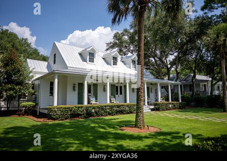 White Wooden House Sullivan's Island Caroline du Sud // SULLIVAN'S ISLAND, Caroline du Sud, États-Unis — Une charmante maison en bois blanc se dresse sur Middle Street, illustrant l'architecture côtière traditionnelle que l'on trouve dans toute l'île de Sullivan. La structure bien conservée présente des éléments classiques typiques des bâtiments résidentiels de l'île, qui remontent souvent à la fin du XIXe siècle et au début du XXe siècle. Sullivan's Island, une île barrière située à l'entrée du port de Charleston, a conservé une grande partie de son caractère historique malgré sa proximité avec Charleston. La communauté insulaire Banque D'Images