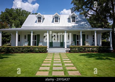 Architecture côtière White Wooden House Sullivan's Island Caroline du Sud // SULLIVAN'S ISLAND, Caroline du Sud, États-Unis — Une charmante maison en bois blanc se dresse sur Middle Street, illustrant l'architecture côtière traditionnelle trouvée dans toute l'île de Sullivan. La structure bien conservée présente des éléments classiques typiques des bâtiments résidentiels de l'île, qui remontent souvent à la fin du XIXe siècle et au début du XXe siècle. Sullivan's Island, une île barrière située à l'entrée du port de Charleston, a conservé une grande partie de son caractère historique malgré sa proximité avec Charleston. Banque D'Images