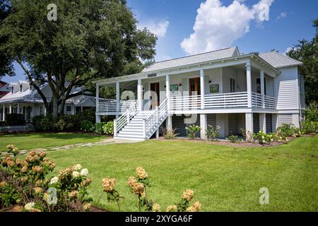 White Wooden House Sullivan's Island Caroline du Sud // SULLIVAN'S ISLAND, Caroline du Sud, États-Unis — Une charmante maison en bois blanc se dresse sur Middle Street, illustrant l'architecture côtière traditionnelle que l'on trouve dans toute l'île de Sullivan. La structure bien conservée présente des éléments classiques typiques des bâtiments résidentiels de l'île, qui remontent souvent à la fin du XIXe siècle et au début du XXe siècle. Sullivan's Island, une île barrière située à l'entrée du port de Charleston, a conservé une grande partie de son caractère historique malgré sa proximité avec Charleston. La communauté insulaire Banque D'Images