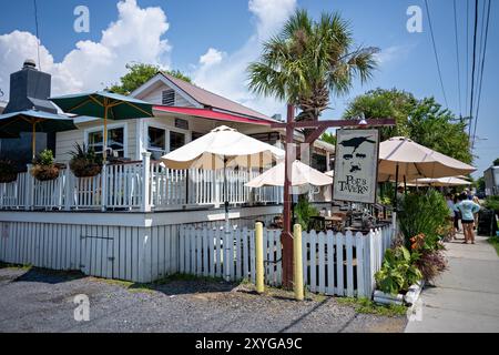 SULLIVAN'S ISLAND, Caroline du Sud, États-Unis — Poe's Tavern, un restaurant et bar populaire sur le thème du célèbre écrivain américain Edgar Allan Poe, qui était stationné sur Sullivan's Island alors qu'il était un jeune soldat. La taverne offre un mélange unique d'histoire littéraire, de hamburgers gastronomiques et d'atmosphère de ville balnéaire. Banque D'Images