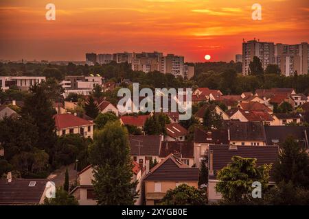 Ciel rouge au lever du soleil sur la ville de Massy en Essonne en Ile de France Banque D'Images