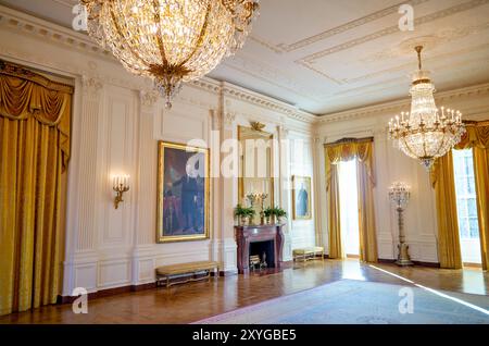 WASHINGTON, DC — The East Room de la Maison Blanche, avec l'emblématique portrait en pied de George Washington par Gilbert Stuart. Cette peinture, une réplique du portrait de Lansdowne, est l'une des nombreuses œuvres de Stuart et est le seul objet connu pour être resté à la Maison Blanche depuis 1800, survivant à des événements tels que l'incendie britannique du manoir pendant la guerre de 1812. La salle est, la plus grande salle de la Maison Blanche, sert de lieu pour des cérémonies, des réceptions et des événements de presse importants. Banque D'Images