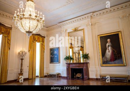 East Room White House Washington DC // WASHINGTON DC — la salle est de la Maison Blanche, la plus grande salle du manoir exécutif. Cet espace historique a servi de cadre à d'importantes réceptions, cérémonies et événements tout au long de l'histoire américaine. La chambre East présente un décor élégant, comprenant des lustres en cristal et le célèbre portrait de George Washington par Gilbert Stuart. Banque D'Images