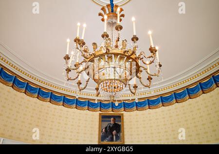 WASHINGTON, DC, États-Unis — la salle bleue de la Maison Blanche présente un lustre orné et un portrait de William Howard Taft, le 27e président des États-Unis. La forme ovale distinctive de la chambre et le mobilier élégant illustrent le style formel de l'étage de l'Executive Mansion. Banque D'Images