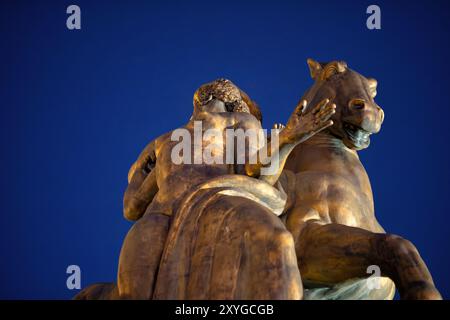 WASHINGTON, DC, États-Unis — la sculpture sacrifice de Leo Friedlander se trouve à l'angle nord-est du pont commémoratif d'Arlington, près du Lincoln Memorial. Créée dans le cadre du groupe sculptural Arts of War et installée en 1951, cette œuvre monumentale en bronze est l’une des quatre sculptures marquant l’approche cérémonielle du pont. Banque D'Images