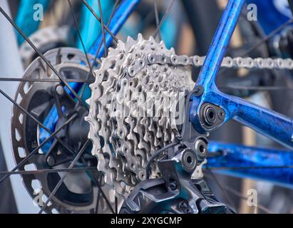 Gros plan des détails complexes des engrenages d'un vélo professionnel, en se concentrant sur les pignons de cassette. L'éclat métallique et l'alignement précis de t Banque D'Images