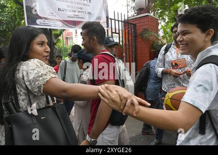 New Delhi, Inde. 29 août 2024. NEW DELHI, INDE - AOÛT 29 : Freshers étudiant profiter de la première journée du Collège commence une nouvelle session et assiste au programme d'orientation à l'Université de Delhi à Ramjas collage le 29 août 2024 à New Delhi, Inde. (Photo de Sonu Mehta/Hindustan Times/Sipa USA) crédit : Sipa USA/Alamy Live News Banque D'Images