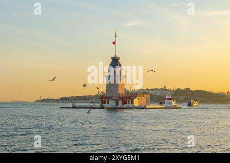 Maiden's Tower aka Kiz Kulesi vue au coucher du soleil. Visitez Istanbul photo de fond. Banque D'Images