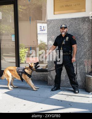 Manhattan, New York : les policiers de New York sont les meilleurs en affaires. Diversité NYPD. Banque D'Images