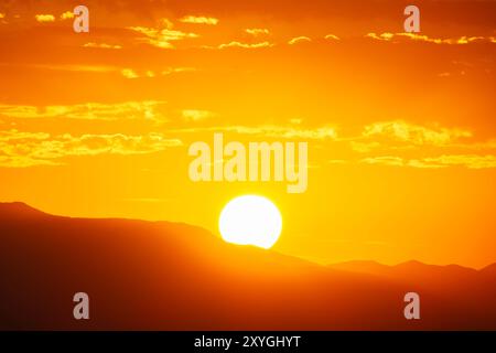 Lever de soleil d'été derrière les montagnes de San Gabriel à Los Angeles en Californie. Banque D'Images