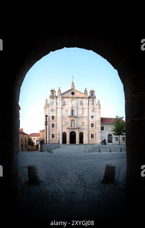 Photo encadrée dans l'arc de Murralla, où vous pouvez voir en arrière-plan le lieu de naissance de Santa Teresa de Jesús, où elle a vécu dans son enfance. Banque D'Images