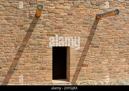 Des poutres de viga en bois dépassent des murs en maçonnerie de pierre au-dessus de la porte de Great Kiva au monument national Aztec Ruins Banque D'Images