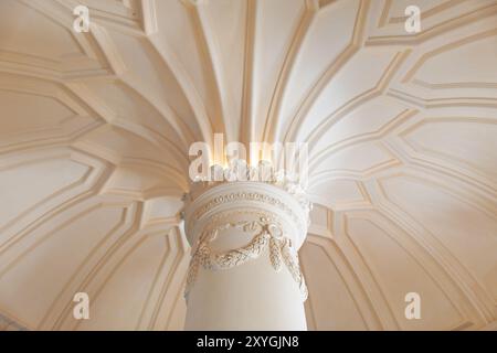 SINTRA, Portugal — la salle des cerfs du Palais de Pena, un espace unique qui reflète les traditions royales de chasse de la cour portugaise du XIXe siècle. Située à Sintra, cette chambre est ornée de trophées de chasse et présente un décor romantiste mêlant des éléments médiévaux et gothiques. Le Palais de Pena, classé au patrimoine mondial de l’UNESCO, est l’un des monuments les plus emblématiques du Portugal, connu pour son architecture éclectique et ses intérieurs richement décorés. Banque D'Images