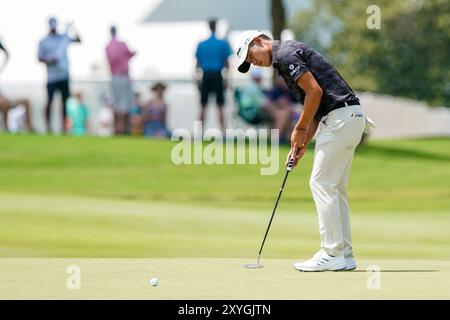 Atlanta, Géorgie, États-Unis. 29 août 2024. Collin Morikawa (États-Unis) lance le 1er green lors de la première manche du championnat 2024 TOUR à East Lake Golf Club. (Crédit image : © Debby Wong/ZUMA Press Wire) USAGE ÉDITORIAL SEULEMENT! Non destiné à UN USAGE commercial ! Banque D'Images