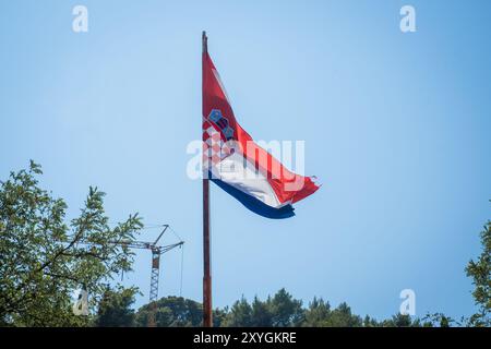 Drapeau croate agitant dans le vent. Banque D'Images