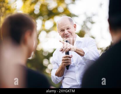 Bundeskanzler Olaf Scholz, SPD, aufgenommen im Rahmen eines Buergerdialogs in Seelow. 29.08.2024. Seelow Deutschland *** Chancelier fédéral Olaf Scholz, SPD , prise lors d'un dialogue avec les citoyens à Seelow 29 08 2024 Seelow Allemagne Copyright : xFelixxZahn/photothek.dex Banque D'Images