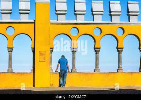 SINTRA, Portugal — la cour des Arches au Palais de Pena, un exemple étonnant de l'architecture romantiste situé à Sintra. La cour est caractérisée par une série d'arches de style néo-mauresque, offrant une vue panoramique sur les paysages environnants. Le Palais de Pena, classé au patrimoine mondial de l’UNESCO, est l’un des monuments les plus emblématiques du Portugal, réputé pour ses couleurs vives et son style architectural éclectique. Banque D'Images