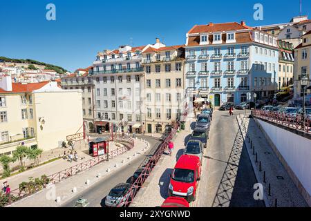 LISBONNE, Portugal — le quartier animé de Rossio, centré autour de la Praça Dom Pedro IV, présente le charme historique de Lisbonne avec son architecture pombaline, ses cafés animés et ses fontaines ornées. Cette place animée, souvent considérée comme le cœur de Lisbonne, allie des siècles d’histoire à l’énergie de la vie urbaine moderne. Banque D'Images