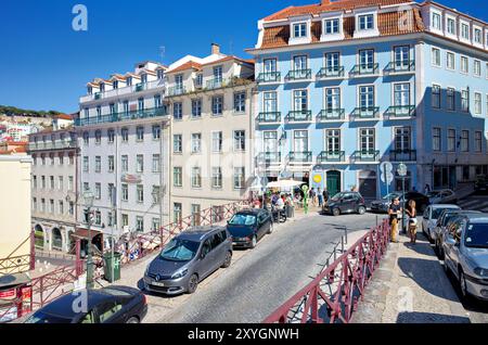 LISBONNE, Portugal — le quartier animé de Rossio, centré autour de la Praça Dom Pedro IV, présente le charme historique de Lisbonne avec son architecture pombaline, ses cafés animés et ses fontaines ornées. Cette place animée, souvent considérée comme le cœur de Lisbonne, allie des siècles d’histoire à l’énergie de la vie urbaine moderne. Banque D'Images