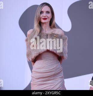 Venise 29 août 2024 sur le Lido pour la première mondiale de Maria . Elle a stupéfait dans la couture personnalisée Tamara Ralph et Saint Laurent. Elle réconforte également ce qui semble être un fan alitée du tapis rouge du Festival du film de Venise Banque D'Images