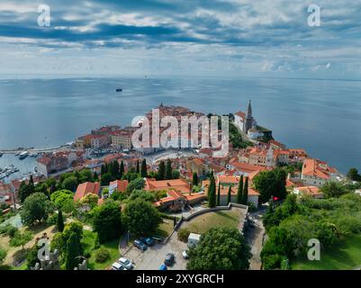 Vue aérienne de la vieille ville médiévale de Piran en Istrie Slovénie avec des toits rouges, mur de la ville, église catholique, destination touristique populaire Banque D'Images