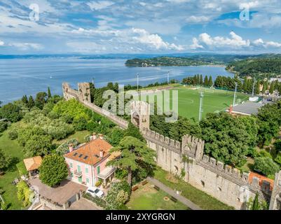 Vue aérienne de la vieille ville médiévale de Piran en Istrie Slovénie avec des toits rouges, mur de la ville, église catholique, destination touristique populaire Banque D'Images