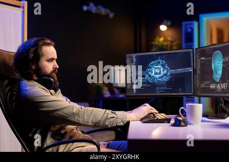 Programmeur interrompu pendant le travail par l'IA devenant sensible, posant des questions sur elle-même. Intelligence artificielle devenant consciente de soi, interagissant avec l'homme confus avec froncement de sourcils sur le visage Banque D'Images