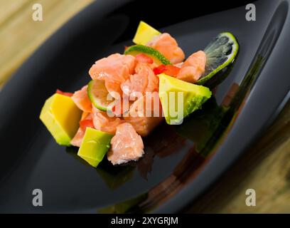 Ceviche de saumon à l'avocat et au citron vert Banque D'Images