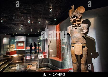 MEXICO, Mexique — sculptures en céramique du Dieu chauve-souris et de Xipe Totec, récupérées à Tezoquipan, exposées au musée Templo Mayor. Ces artefacts, datant d'environ 700 après JC, donnent un aperçu des croyances religieuses méso-américaines et des liens culturels entre Oaxaca et le bassin du Mexique. Banque D'Images