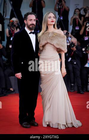 Venise Lido, Italie. 29 août 2024. Le réalisateur Pablo Larrain et Angelina jolie assistent à la projection de 'Maria' lors du 81ème Festival International du film de Venise au Palazzo del Cinema le 29 août 2024 à Venise, Italie. (Photo de Daniele Cifala/NurPhoto) crédit : NurPhoto SRL/Alamy Live News Banque D'Images